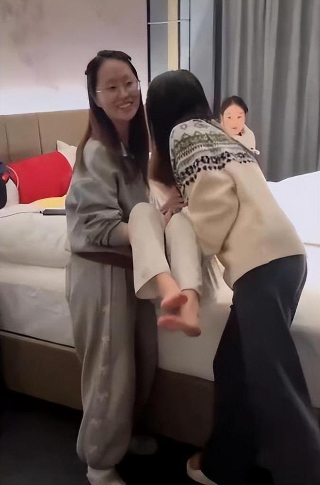 咽痛苦手部功能衰退后援会要求解约qy球友会体育赵露思复健曝光：吞(图2)