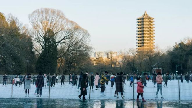 多所高校专业冰场对外开放千亿球友会冰雪头条：北京